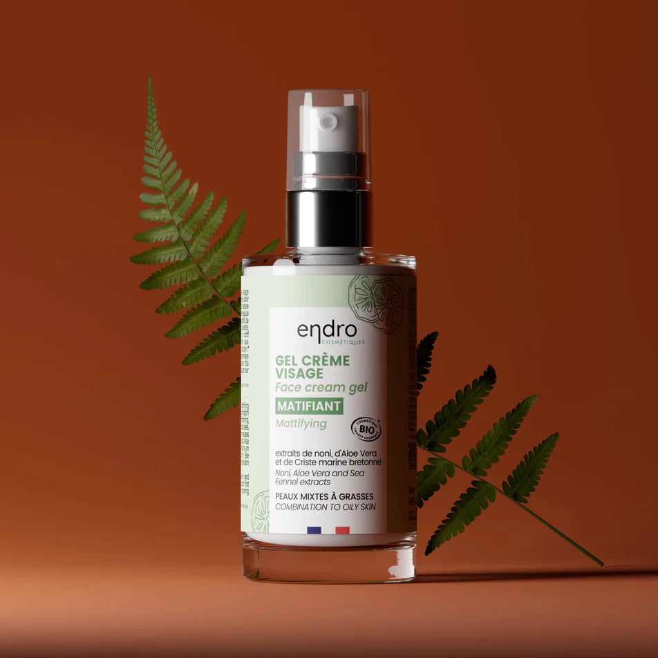Un flacon de gel crème visage matifiant de la marque Endro avec une feuille