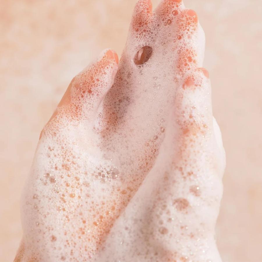 Mousse de gel douche Pimpant dans les mains, savonnées en gros plan