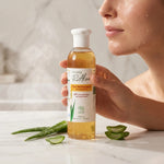 Gel nettoyant démaquillant bio Aloe Vera 87% Pur'Aloé 250ml application sur peau