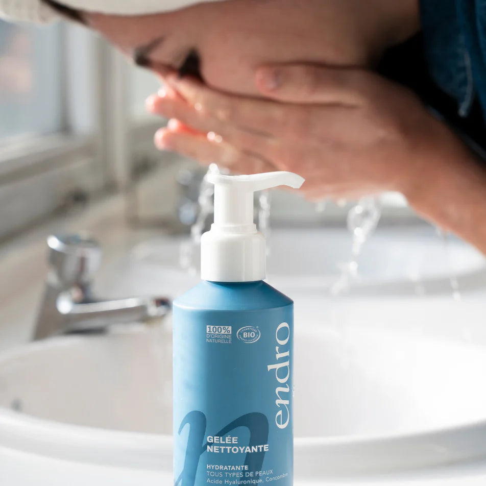 Une personne en train de rincer son visage après avoir appliqué du Gel Nettoyant Hydratant visage Endro