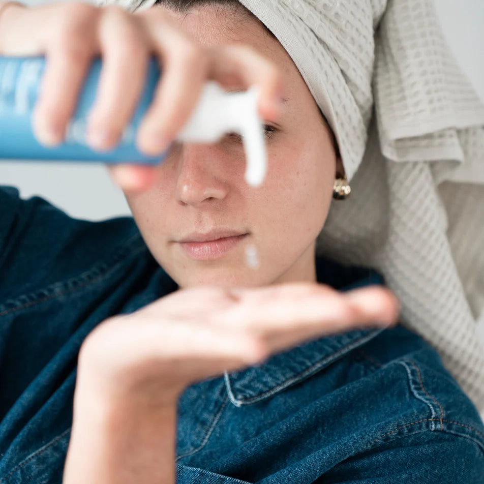 Zoom sur l'utilisation du flacon pompe de Gel Nettoyant Hydratant visage Endro