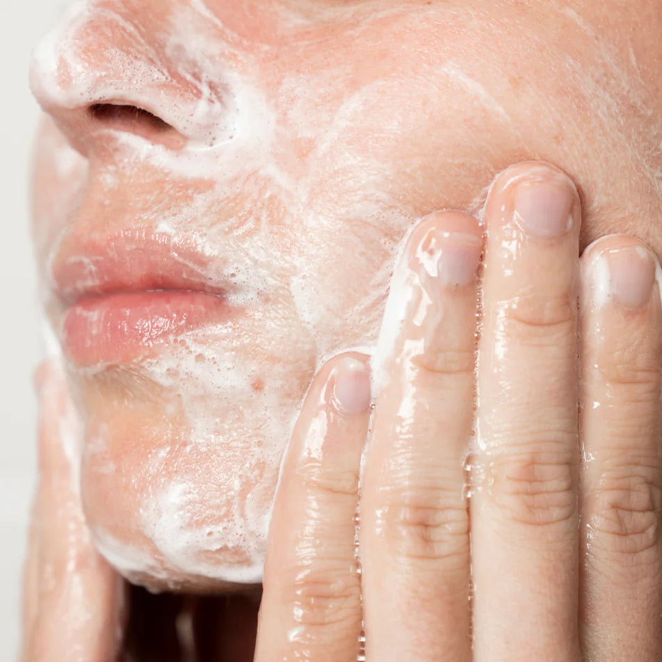 La texture moussante du Gel Nettoyant Hydratant visage Endro