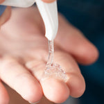 Zoom sur le Gel Nettoyant Hydratant visage Endro qui sort du flacon pompe