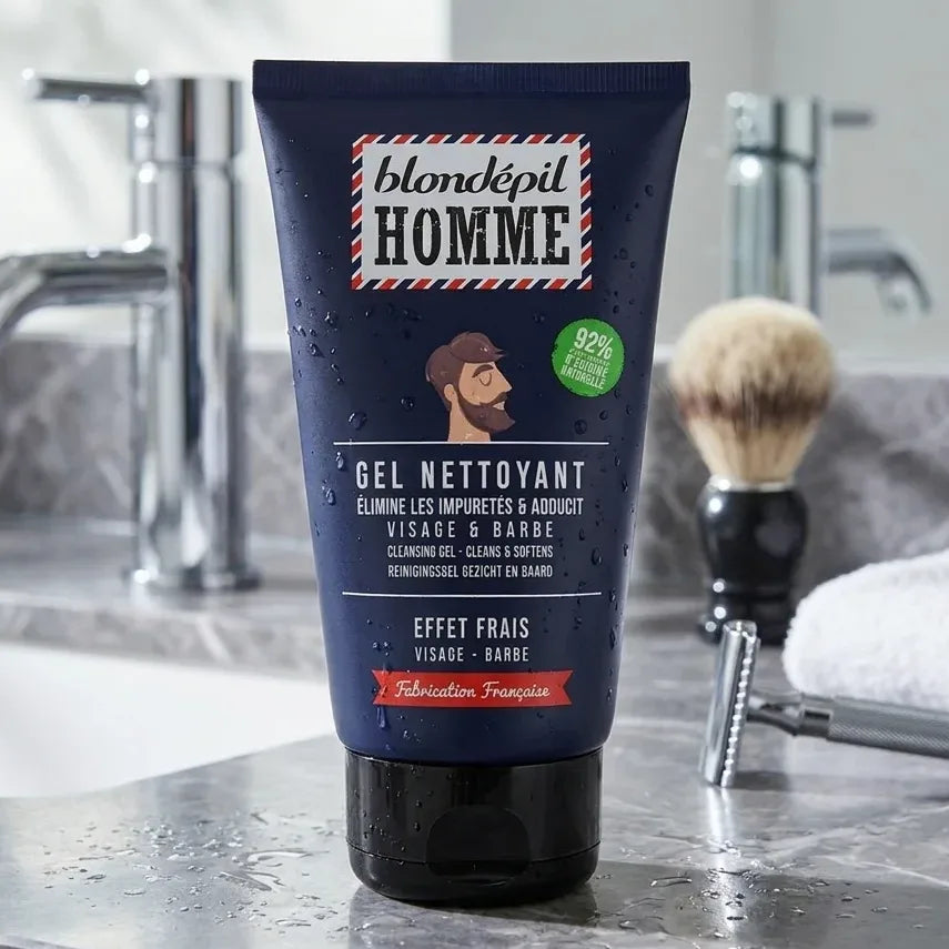 Gel nettoyant visage et barbe Blondépil 150ml en tube bleu marine dans salle de bains moderne