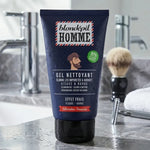 Gel nettoyant visage et barbe Blondépil 150ml en tube bleu marine dans salle de bains moderne