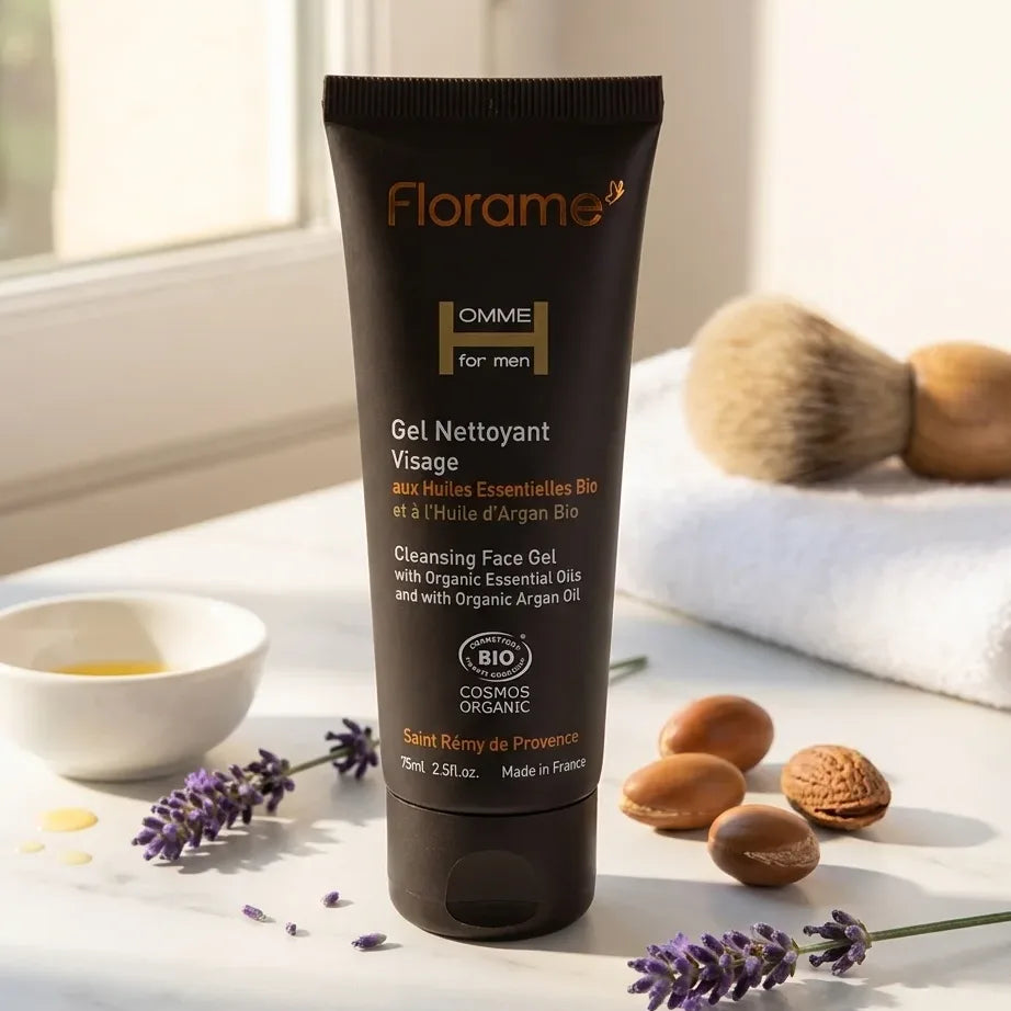 Gel nettoyant visage homme bio Florame 75ml sur plan de travail avec lavande et éléments naturels