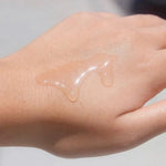 Application sur la main du gel originel bio à l'aloé vera de Naturaloé