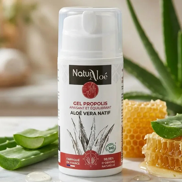 Gel propolis purifiant bio Naturaloé 50mL avec feuilles d'aloe vera et miel sur marbre blanc