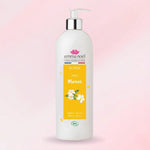 Gel douche senteur Monoi d'1l de l marque Emma Noël sur fond rose.