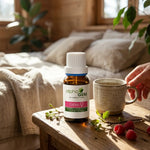 Flacon compte-gouttes ambré Gem-Femme 21 Bio 15 ml Alphagem sur table de chevet en bois, avec tisane, framboise et brindilles