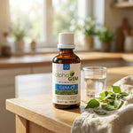 Flacon compte-gouttes ambré avec capuchon blanc, étiquette bleue et verte, sur plan de travail en bois clair : Gem-Homme 22 Bio 50 ml Alphagem