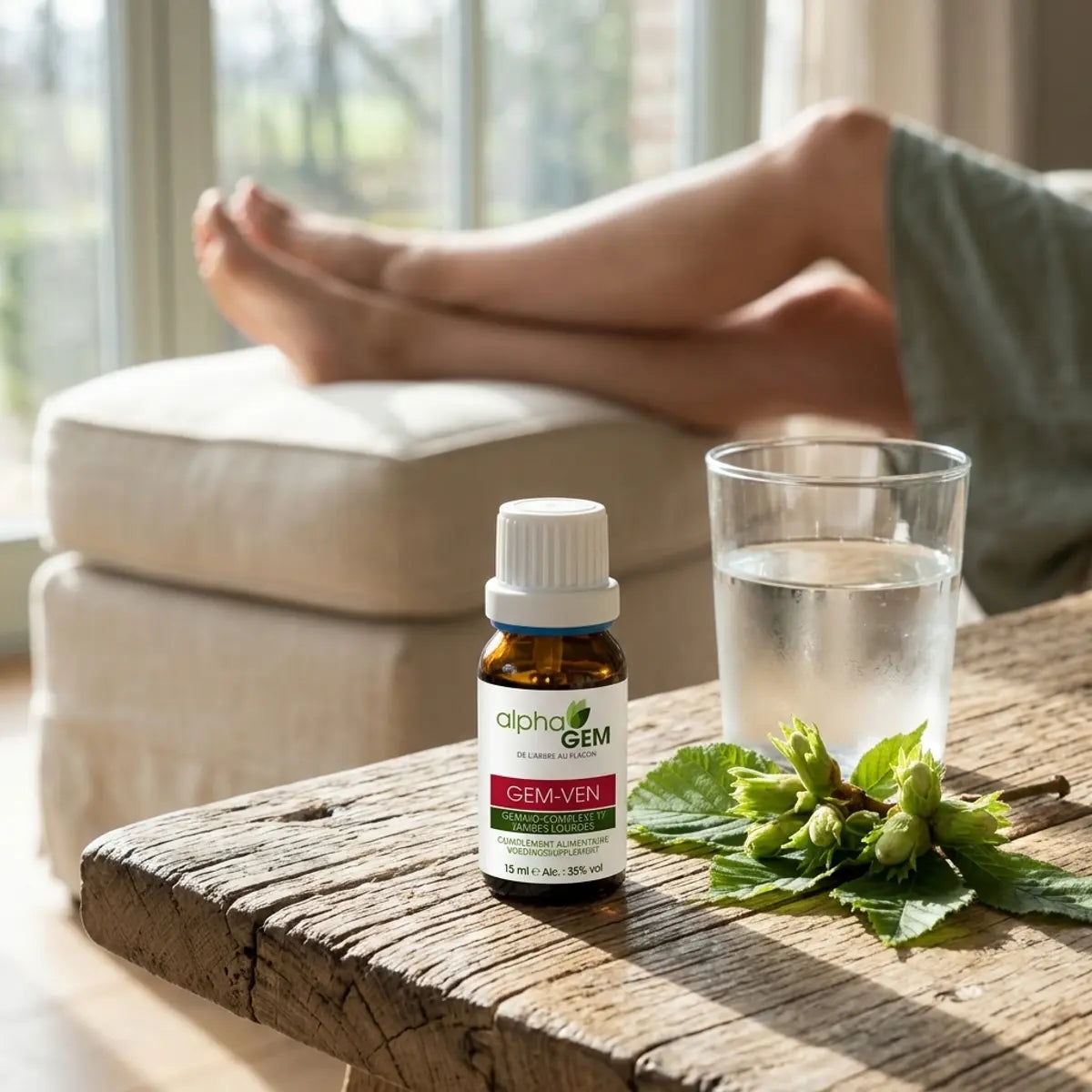 Flacon compte-gouttes ambré Gem-ven 17 Bio 15 ml Alphagem sur table en chêne, avec verre d'eau et bourgeons de noisetier