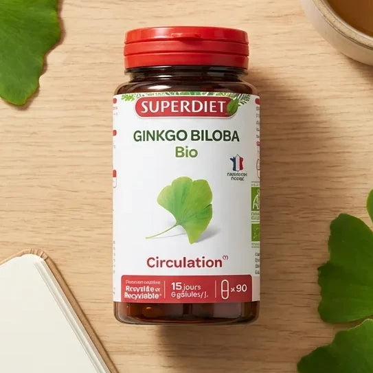 Ginkgo Bio 90 gélules Superdiet avec feuilles fraîches et tisane sur bureau wellness
