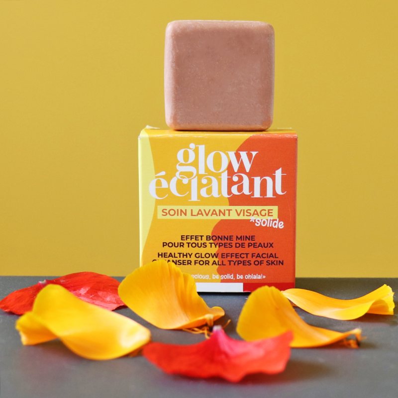 Soin lavant visage solide glow eclatant de la marque Lamazuna avec des pétales de fleurs