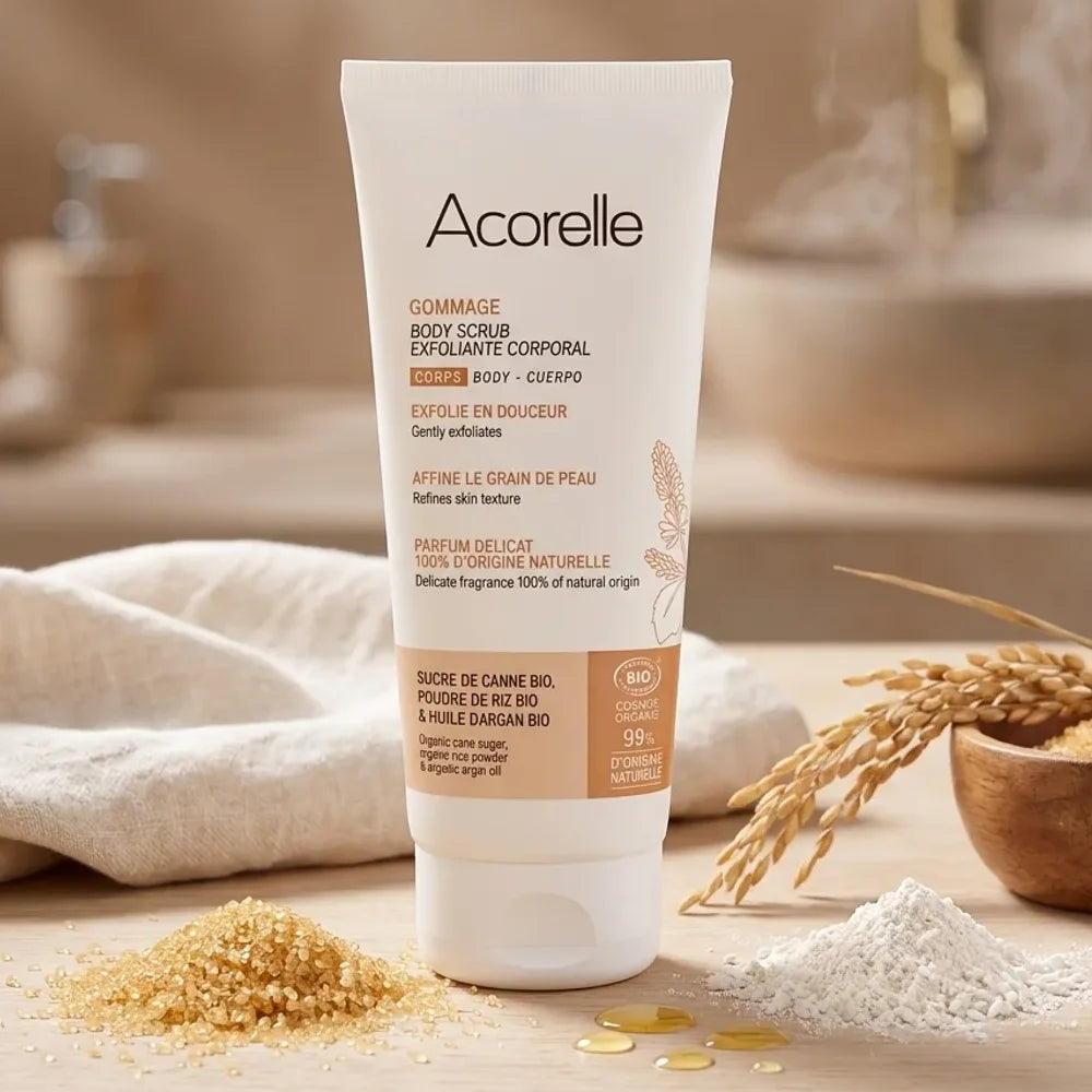 Gommage corps bio Acorelle 200ml entouré d'ingrédients naturels en ambiance spa luxe