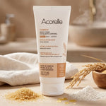 Gommage corps bio Acorelle 200ml entouré d'ingrédients naturels en ambiance spa luxe