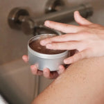 Un pot ouvert de Gommage corps Escale ensoleillé Endro