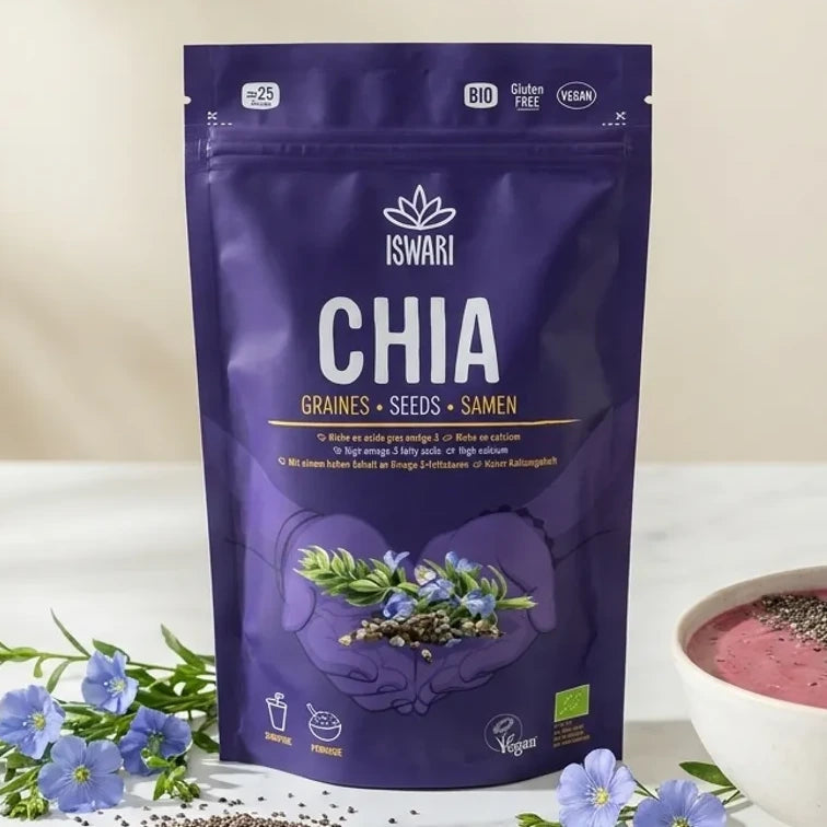 Sachet Iswari Graines de Chia 250g sur surface marbre avec graines dispersées et smoothie bowl
