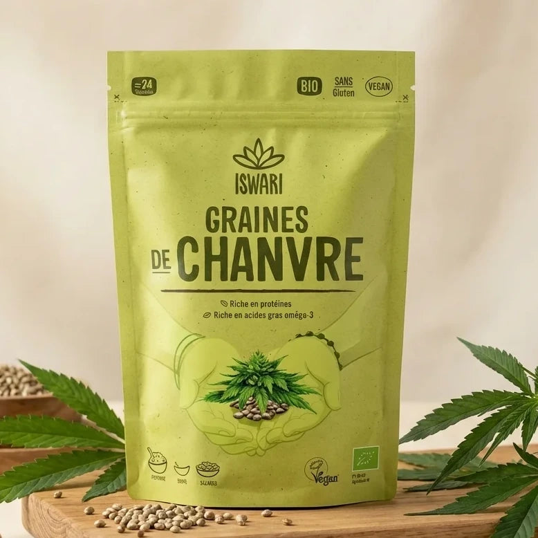 Graines de chanvre décortiquées bio Iswari 250g sur fond blanc avec graines dispersées