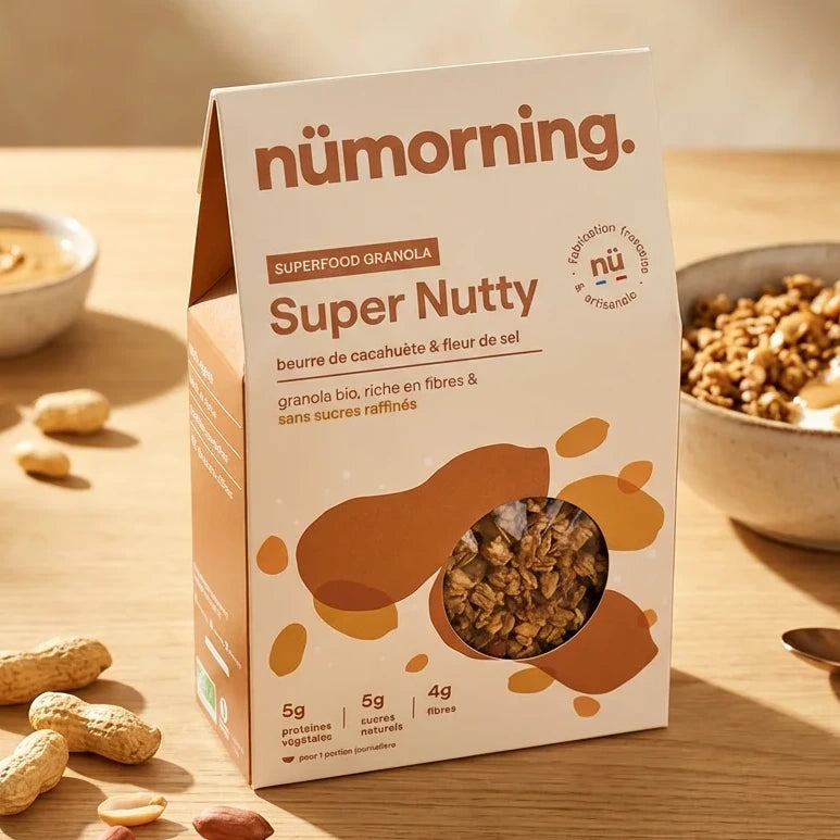 Granola Bio Super Nutty Nümorning 300g avec cacahuètes et yaourt sur table en bois