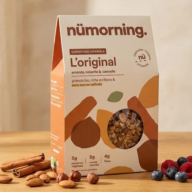 Granola Original Nümorning 300g avec amandes, noisettes et baies sur table en bois