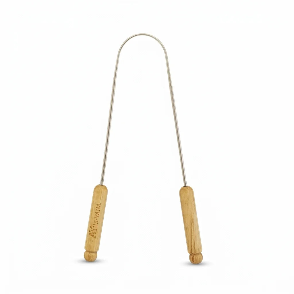 Gratte-langue réutilisable AYur-vana en bois et acier inoxydable sur fond blanc