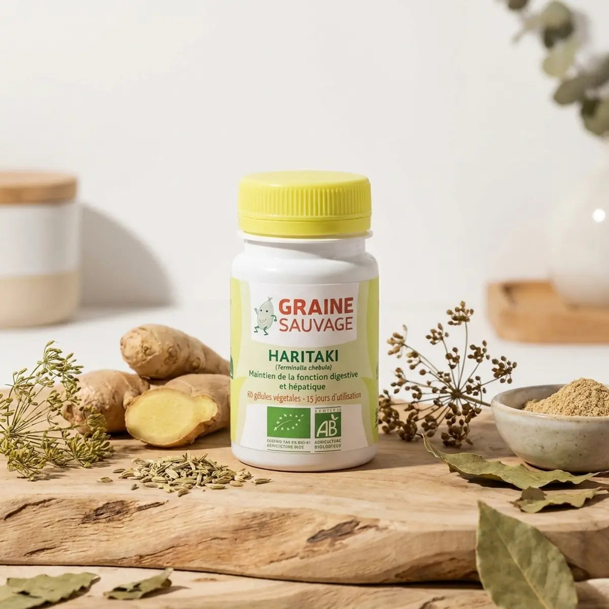 Haritaki bio 60 gélules Graine Sauvage sur surface bois avec herbes digestives et gingembre