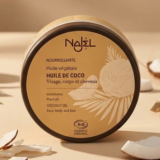 Huile de Coco bio Najel 100g sur surface beige avec copeaux de noix de coco