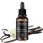 Un flacon de 30ml d'huile de macération à la vanille de Madagascar de la distillerie Saint-Hilaire accompagné de gousse de vanille en arrière plan. 