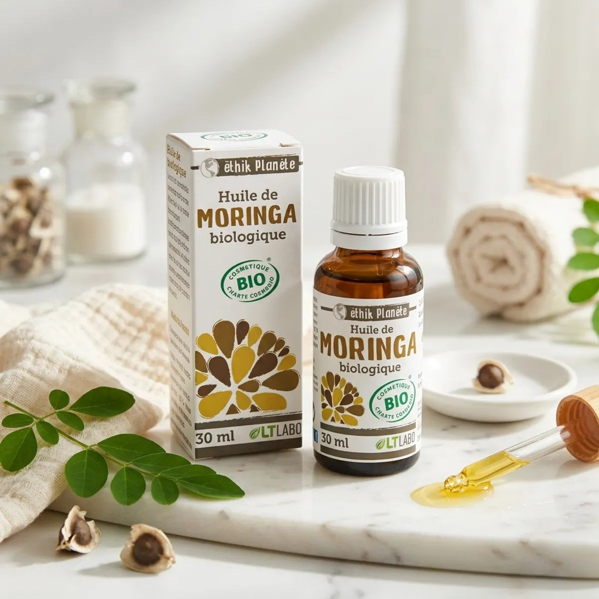 Huile de Moringa bio 30 ml LT Labo sur espace wellness avec feuilles moringa fraiches