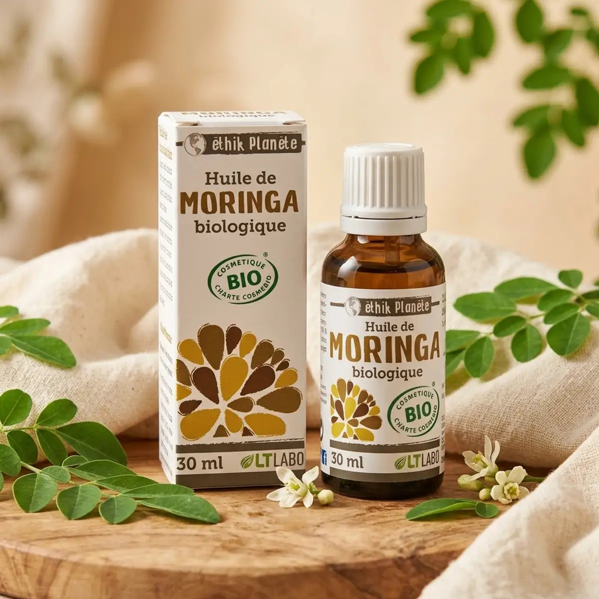 Huile de Moringa bio 30ml LT Labo sur surface bois avec feuilles fraîches