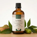Huile de Neem Bio 100ml Comptoir des Huiles avec feuilles de neem sur surface naturelle