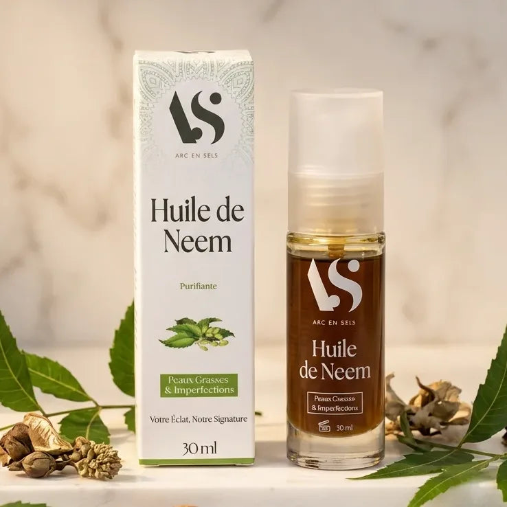 Huile de Neem Bio Arc en Sels 30ml avec feuilles de neem sur surface marbre blanc