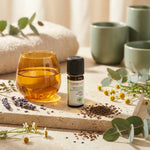 Flacon Huile Essentielle Carotte Semence Florame 5ml en ambiance spa avec graines et botaniques