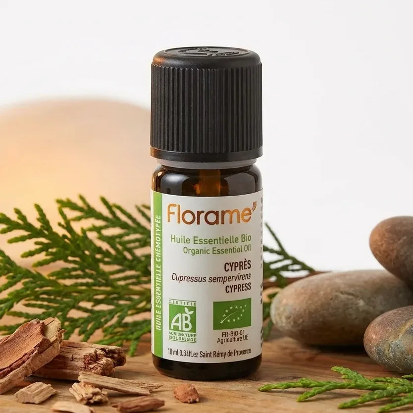 Huile essentielle de cyprès bio Florame 10ml avec branches de cyprès sur bois naturel