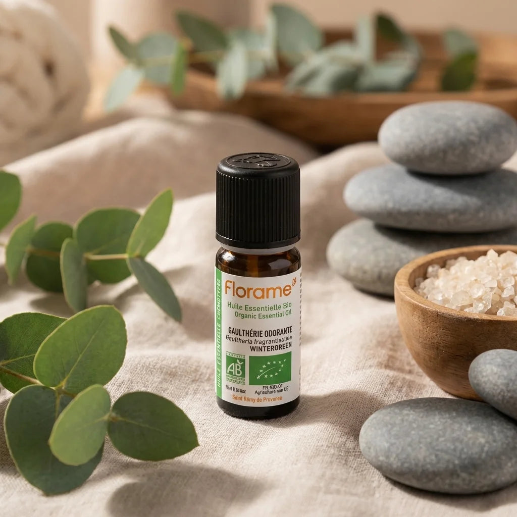Huile essentielle de gaulthérie odorante bio Florame 10ml avec certification sur décor spa