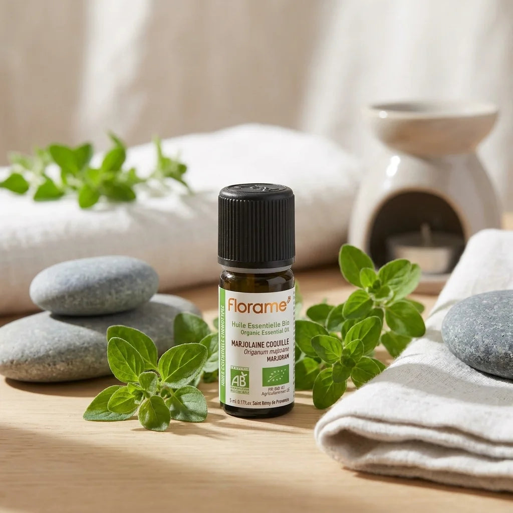 Huile essentielle marjolaine bio Florame 5ml avec feuilles fraîches et ambiance spa