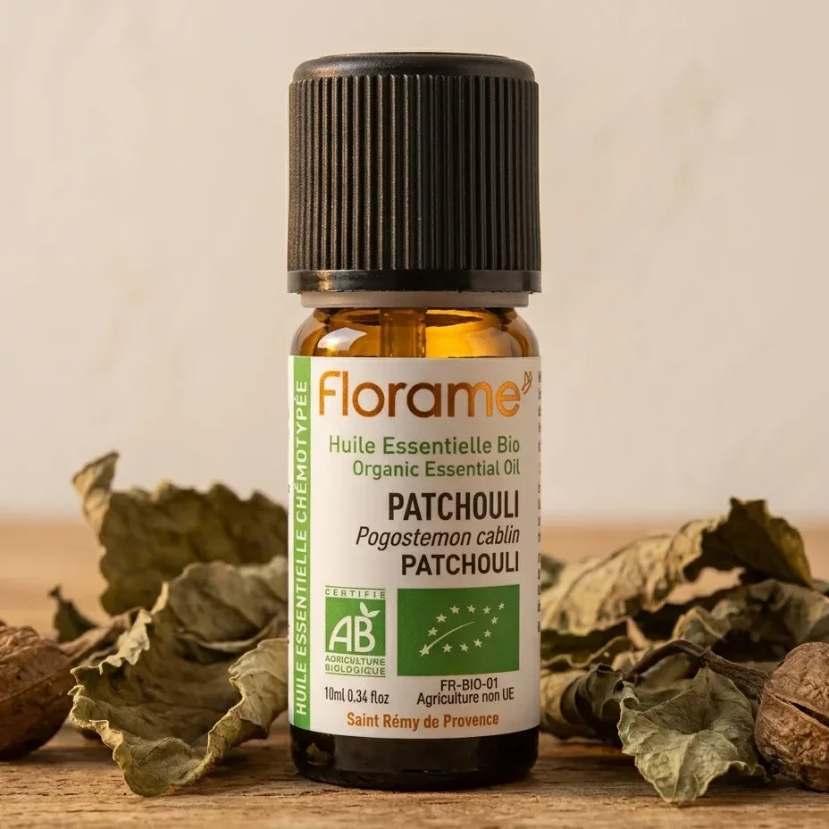 Huile essentielle patchouli bio Florame 10ml flacon ambré avec feuilles séchées