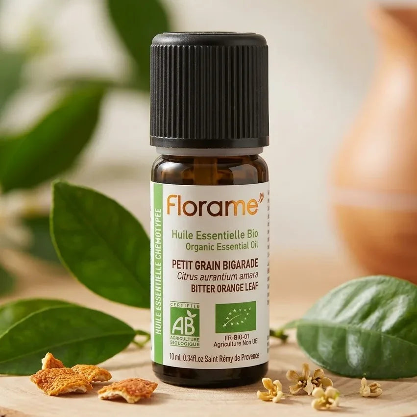 Flacon huile essentielle Petit Grain Bigarade Bio 10ml Florame sur fond botanique naturel