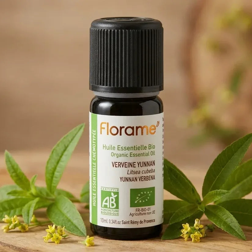 Huile essentielle Verveine Yunnan Bio Florame 10ml sur surface bois avec feuilles fraîches