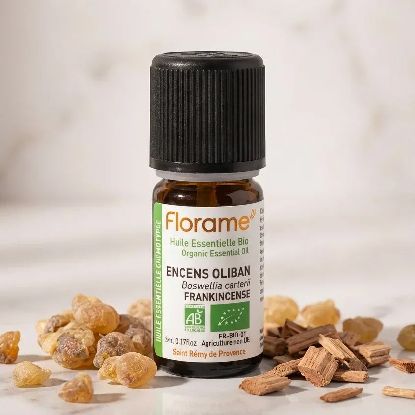 Huile essentielle Encens Oliban Bio Florame 5ml avec résine d'encens sur marbre blanc