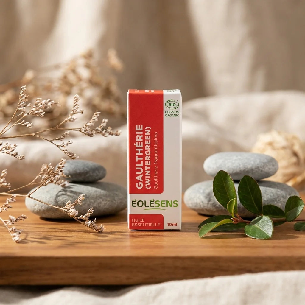 Huile essentielle Gaulthérie Bio 10ml Eolesens avec certification, sur fond wellness minimaliste