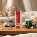 Huile essentielle Gaulthérie Bio 10ml Eolesens avec certification, sur fond wellness minimaliste