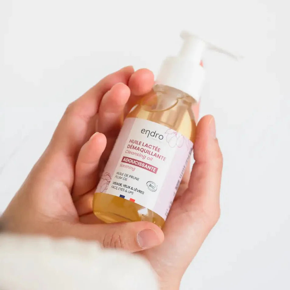 Une huile lactée démaquillante Endro dans les mains d'une femme 