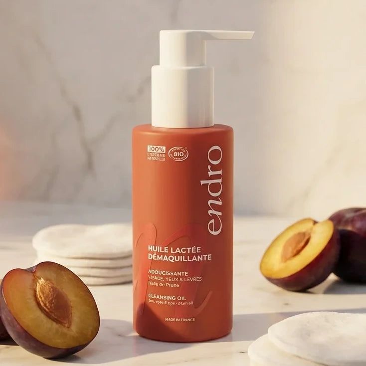 Huile lactée démaquillante Endro 100ml à l'huile de prune sur marbre avec prunes fraîches