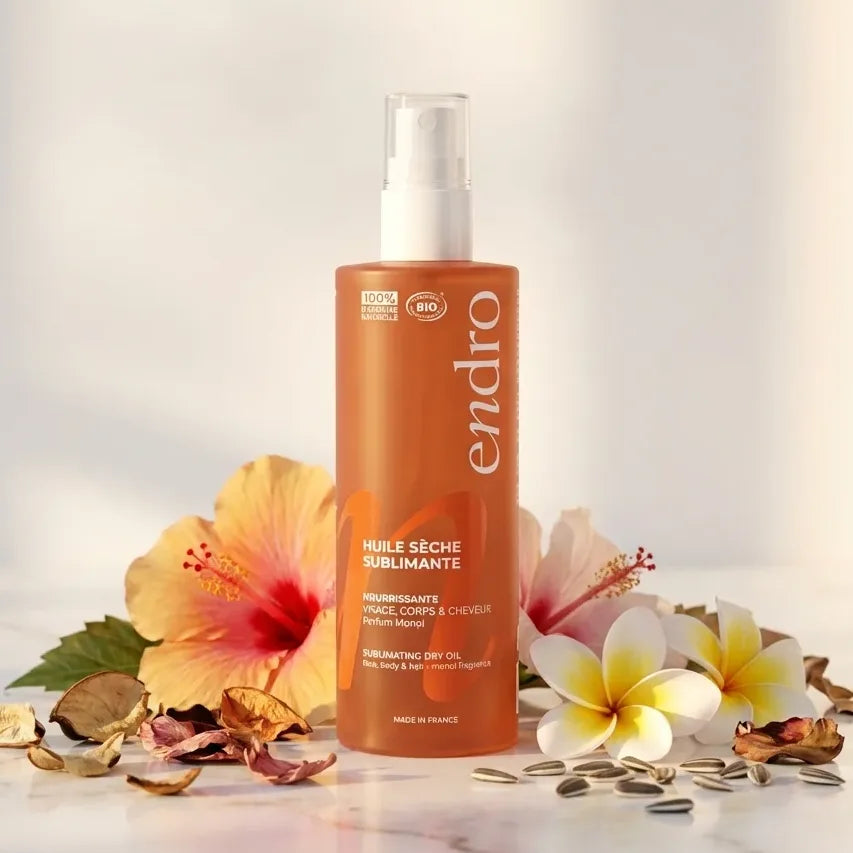 Huile sèche sublimante Endro 100ml sur marbre blanc avec fleurs tropicales et botaniques