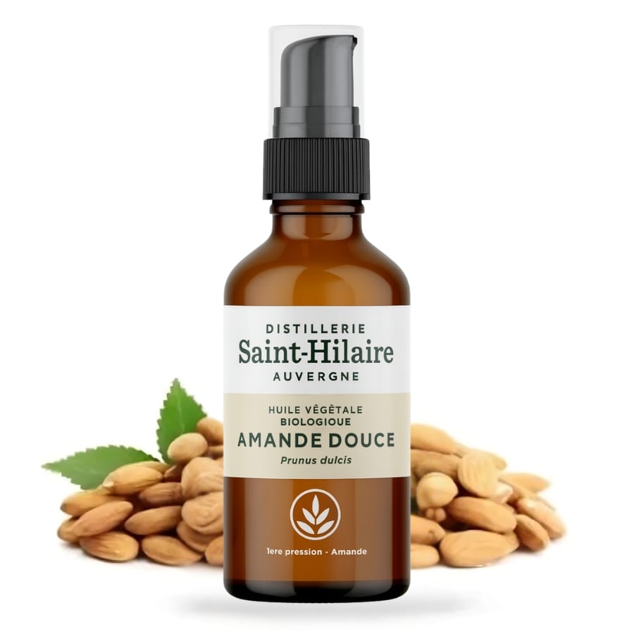 Un flacon d'huile végétale d'amande douce Bio de la distillerie Saint-Hilaire en 50ml accompagné d'amandes en arrière plan.