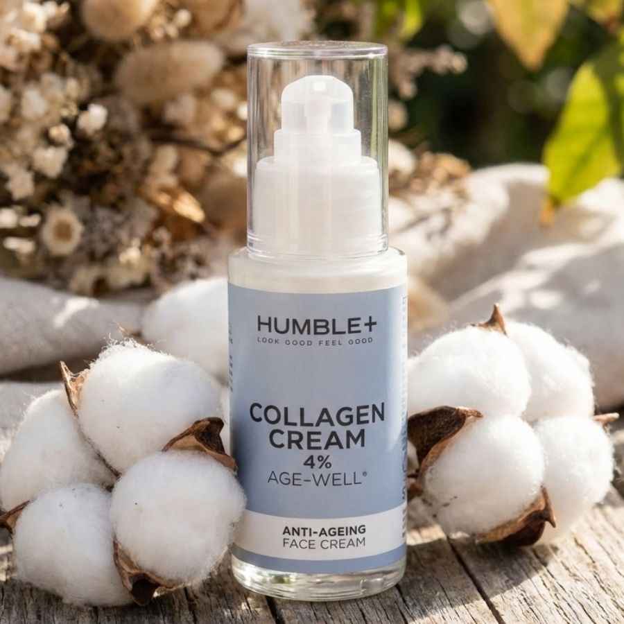 Un flacon pompe de crème au collagène anti-âge et des fleurs de coton