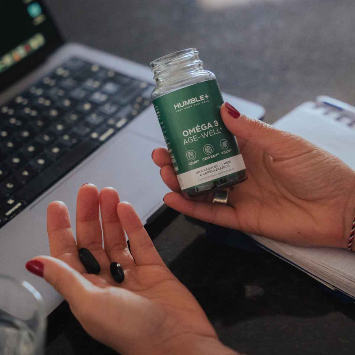 Les gelules d'omega 3 dans les mains d'une femme.