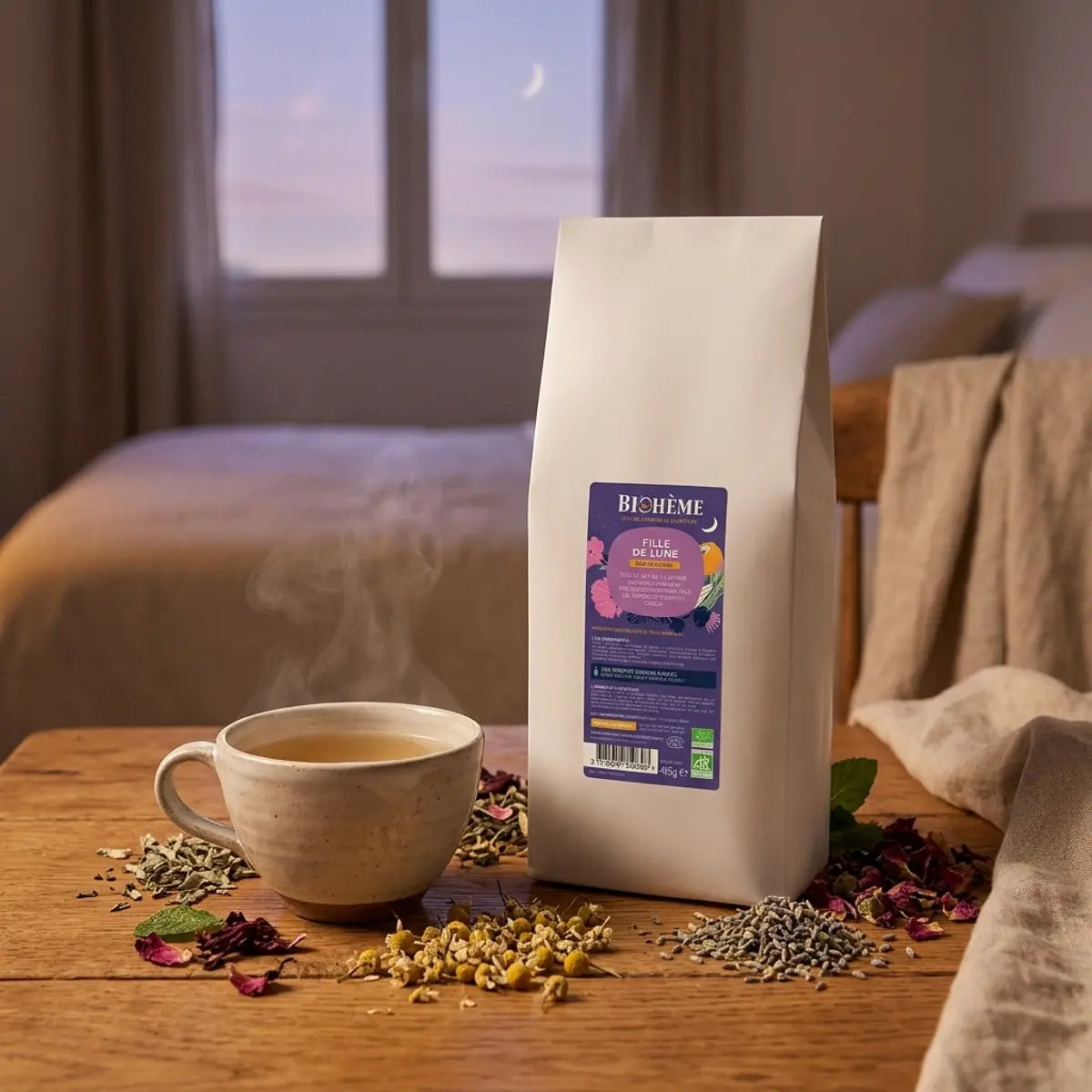 Infusion bio Fille de lune Biohême en sachet vrac 450g, tisane pour la nuit posée près d'une tasse fumante sur une table en bois